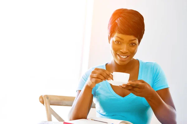 Schönes Frauenporträt drinnen — Stockfoto