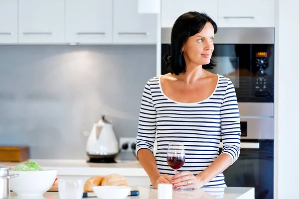 Schöne Frau hält Glas mit Rotwein — Stockfoto