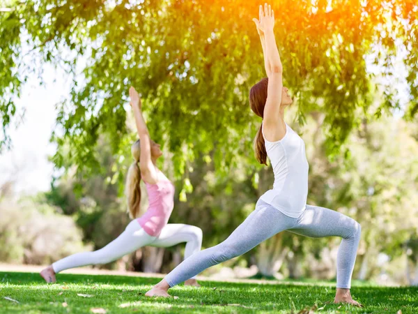 Jeunes femmes faisant de l'exercice dans le parc — Photo