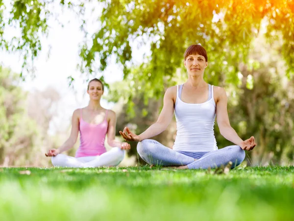 Jeunes femmes faisant de l'exercice dans le parc — Photo