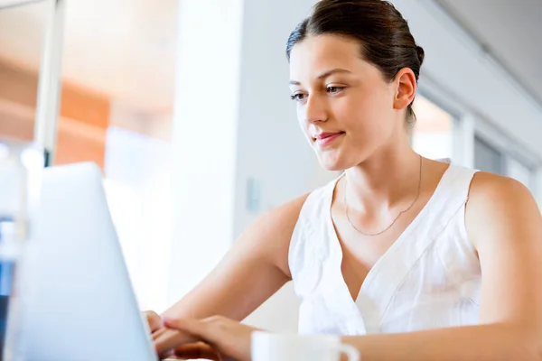 Young beautiful woman working on her laptop — Stock Photo, Image