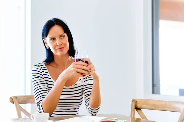 Schöne junge Frau hält Glas mit Rotwein — Stockfoto