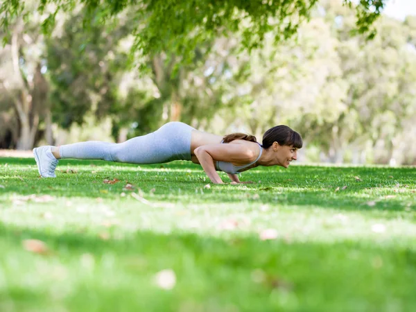 Jovem mulher se exercitando no parque — Fotografia de Stock