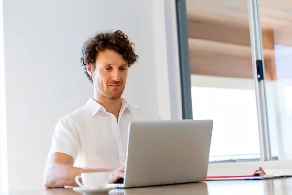 Uomo che lavora su laptop a casa — Foto Stock