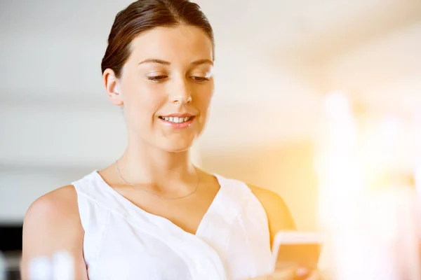 Portret van een jonge vrouw met telefoon — Stockfoto