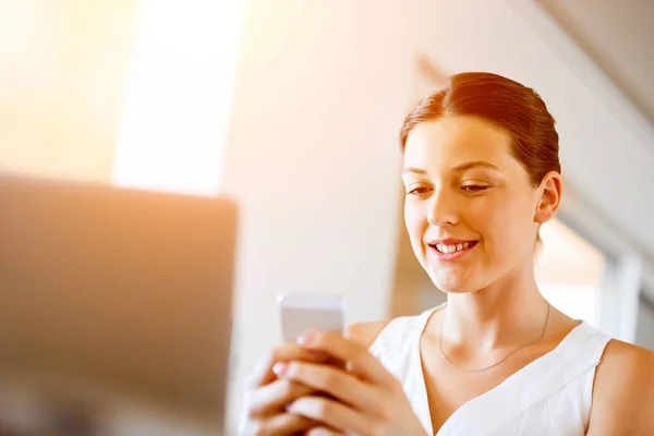 Retrato de una joven sosteniendo el teléfono — Foto de Stock