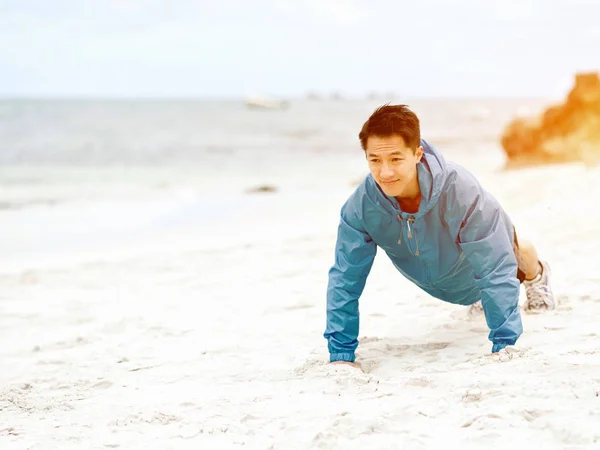 Giovane che fa esercizio in spiaggia — Foto Stock