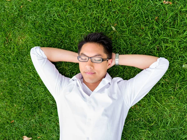 Ppretty 白シャツ、芝生でリラックス若い男 — ストック写真