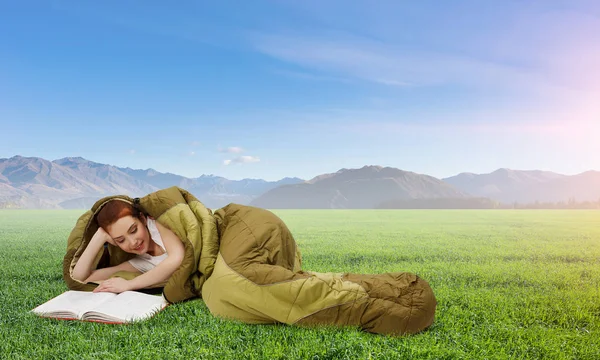 Turista menina tendo descanso. Meios mistos — Fotografia de Stock