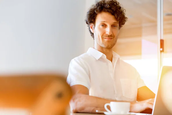 Uomo che lavora su laptop a casa — Foto Stock