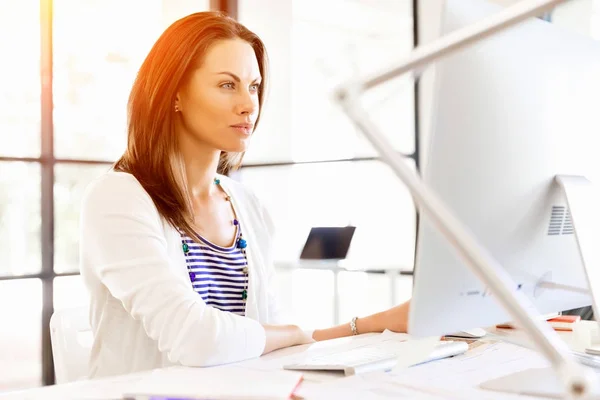 Retrato de mulher de negócios que trabalha no computador no escritório — Fotografia de Stock