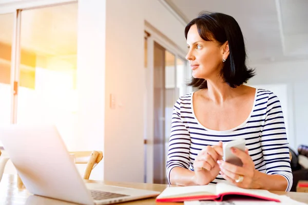 Portret van aantrekkelijke vrouw met telefoon — Stockfoto