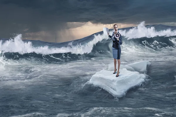 Surfen im Meer auf Eisschollen. Gemischte Medien — Stockfoto