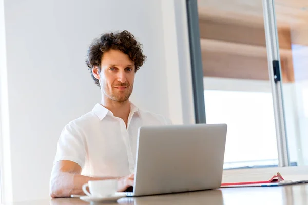 Mann arbeitet zu Hause am Laptop — Stockfoto