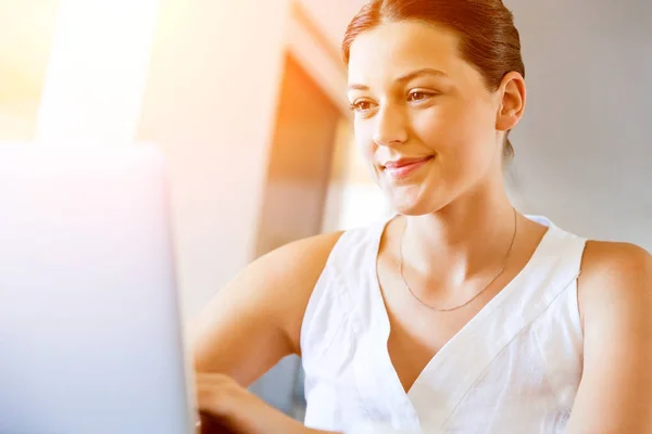 Joven hermosa mujer trabajando en su computadora portátil — Foto de Stock