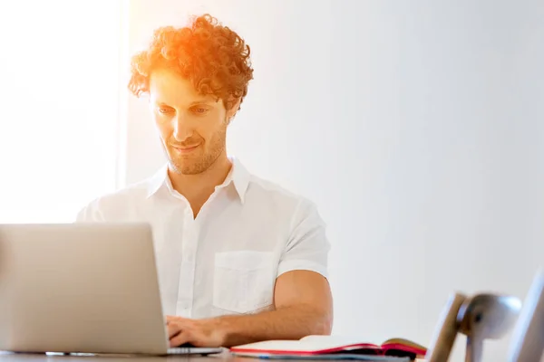 Mann arbeitet zu Hause am Laptop — Stockfoto