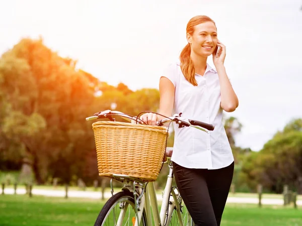 Genç işkadını Park onun mola sırasında rahatlatıcı