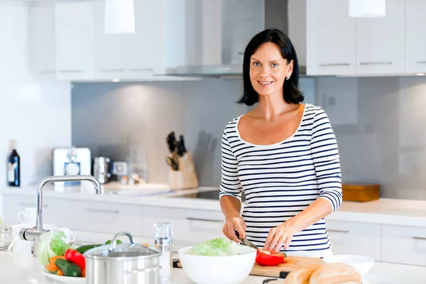 Mooie vrouw in de keuken staan en lachend — Stockfoto