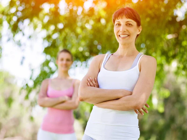 Mujeres jóvenes haciendo ejercicio en el parque — Foto de Stock