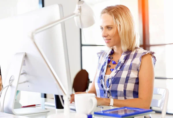 Retrato de mulher de negócios que trabalha no computador no escritório — Fotografia de Stock