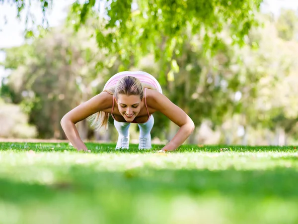 Junge Frau beim Sport im Park — Stockfoto