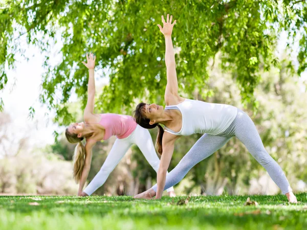 Jeunes femmes faisant de l'exercice dans le parc — Photo