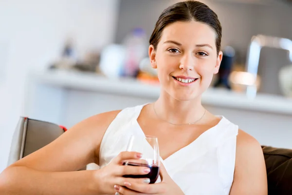 Piękna młoda kobieta trzyma szkła z czerwonego wina — Zdjęcie stockowe