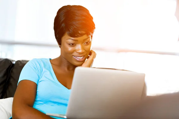 Молодая красивая женщина работает на своем ноутбуке — стоковое фото