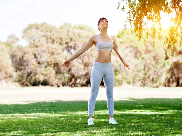 Jeune femme faisant de l'exercice dans le parc — Photo