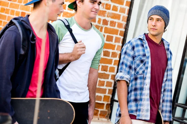 Adolescentes amigos andando na rua — Fotografia de Stock