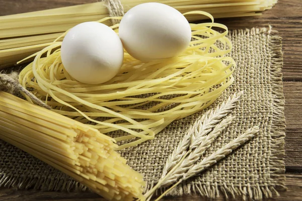 Droge pasta op tafel — Stockfoto