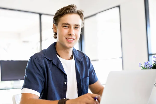 Stilig affärsman arbetar på dator — Stockfoto