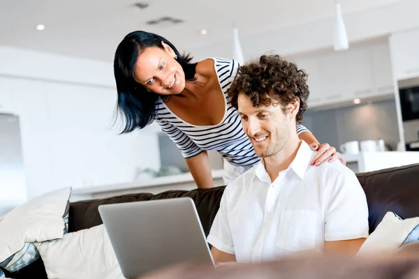 Pareja en casa usando laptop — Foto de Stock