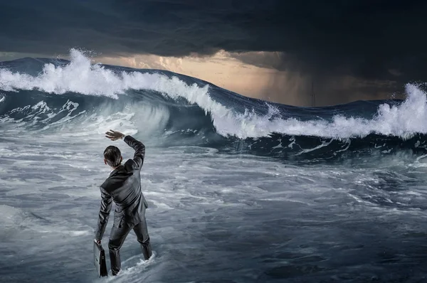 Surfen im Meer auf Eisschollen. Gemischte Medien — Stockfoto