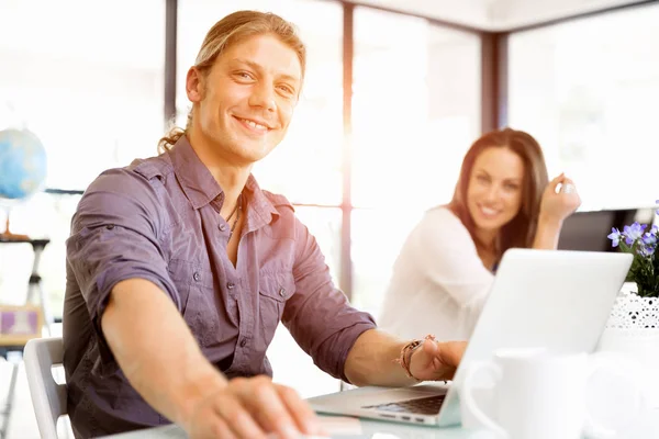 Knappe zakenman werkt op computer — Stockfoto