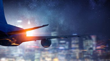 Gökyüzünde uçak silueti. Karışık teknik