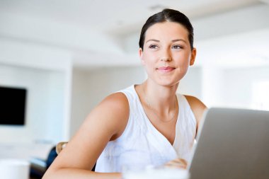 Onu laptop çalışan genç güzel kadın