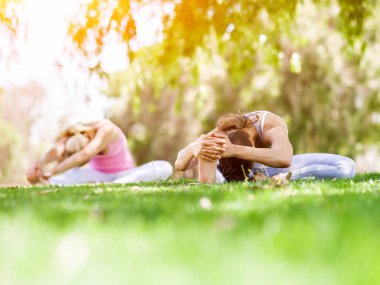 Genç kadın parkta egzersiz