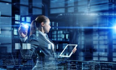 Yenilikçi medya teknolojileri kullanılıyor. Karışık teknik