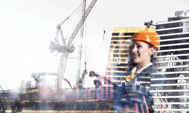 Çekici mimar kadın ve onun projesi. Karışık teknik