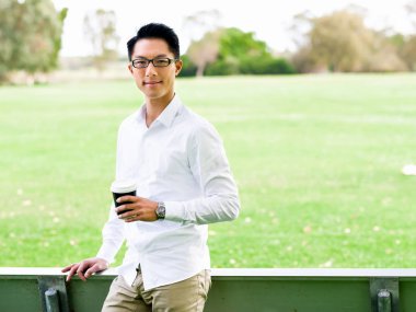 Adam bir parkta bir kahve molası