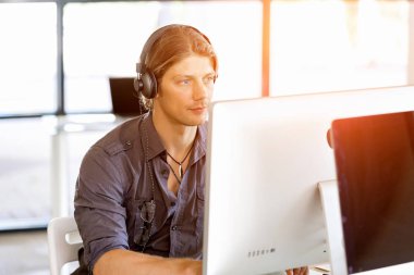 Kulaklıklar ile ofiste genç adam