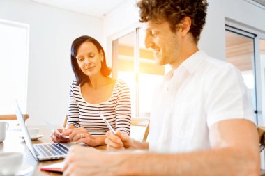 Mutlu modern çift üstünde laptop evde çalışma