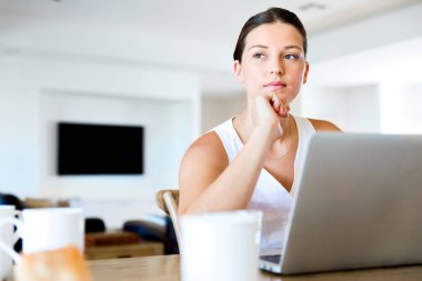 Onu laptop çalışan genç güzel kadın