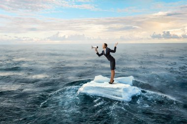 Sörf denizde yüzen buz kütlesi. Karışık teknik
