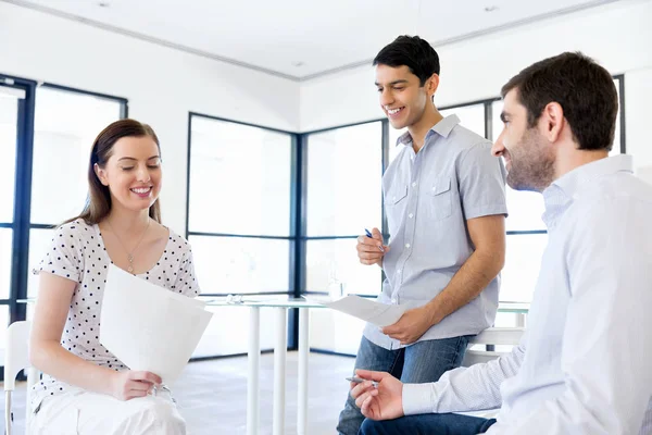 Imagen de socios comerciales discutiendo documentos e ideas — Foto de Stock