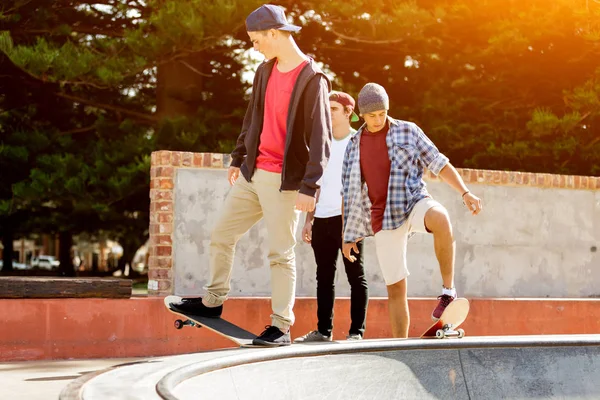 Nastoletni chłopiec skateboarding na zewnątrz — Zdjęcie stockowe