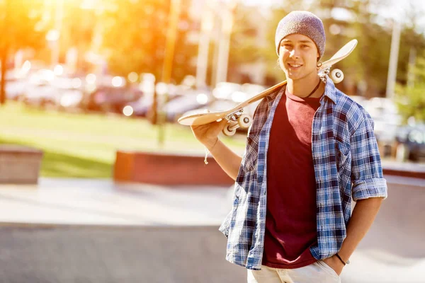 Teenager mit Skateboard im Freien — Stockfoto