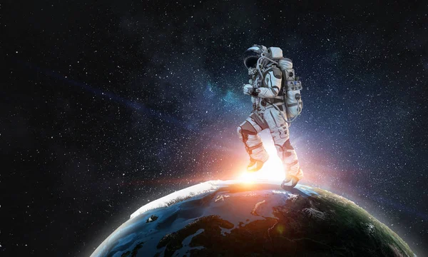 Διαστημάνθρωπου τρέχει γρήγορα. Μικτή τεχνική — Φωτογραφία Αρχείου