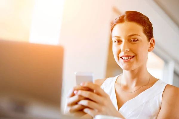 Portrait of young woman holding phone — Stock Photo, Image